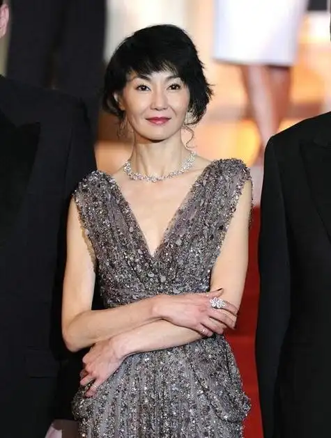 60岁张曼玉颜值重回巅峰变胖之后人也年轻了穿搭朴素接地气