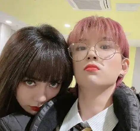 陆柯燃晒the9合照,和别人拍是正经脸,唯独和她活泼得像个孩子_组合