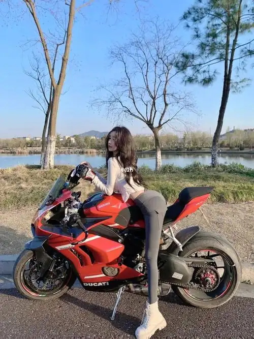 机车女孩杜卡迪太帅啦