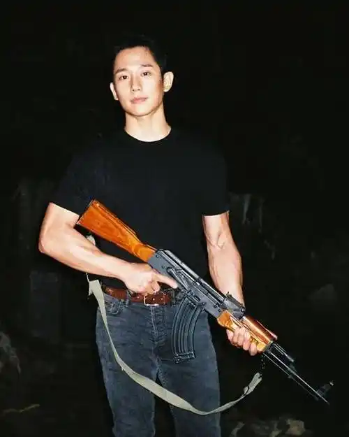 丁海寅晒雪滴花片场照手臂肌肉线条让人喷鼻血