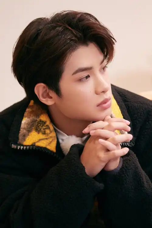 黄明昊极限挑战宝藏行剧照,黄色格子衬衫造型好男高啊,满满阳光帅 !!