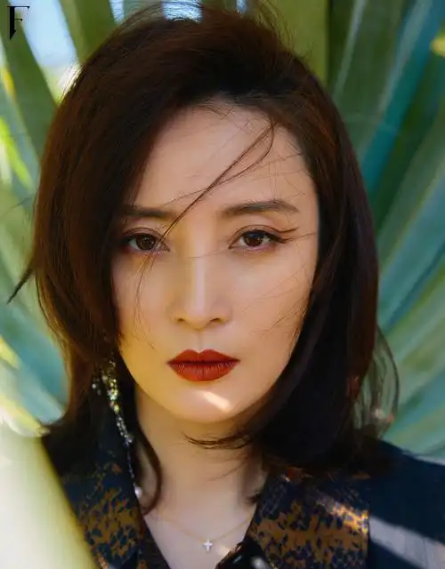 蒋勤勤海边大片释出 亦柔亦飒散发女性魅力 - 明星 - 南方娱乐网