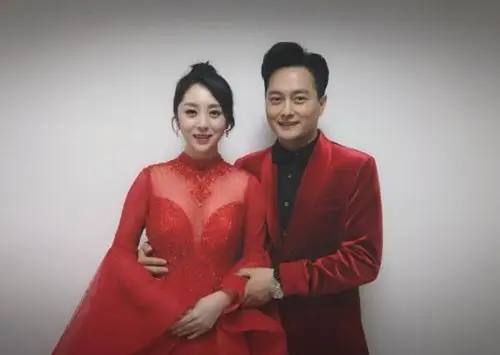 如今的云飞,带着现任妻子,一起同台唱歌,却已经慢慢无人认识了,名气