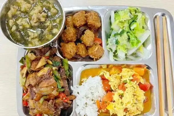 五个大学生晒食堂饭菜,差别巨大,网友:没有对比就没有伤害