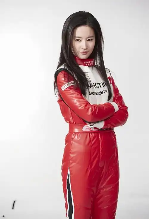 十年前的刘亦菲十年前刘亦菲和韩国明星李敏镐一起拍的锦湖轮胎广告