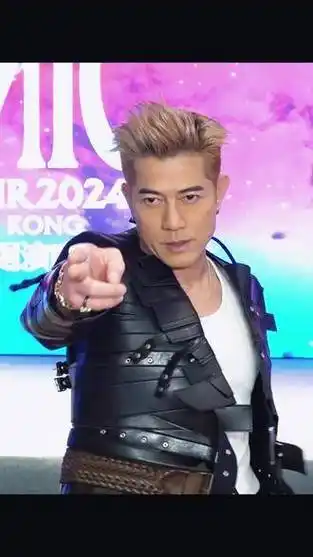 「#郭富城# 最新活动路透,这发型引领潮流30年,近60岁这状态如何?