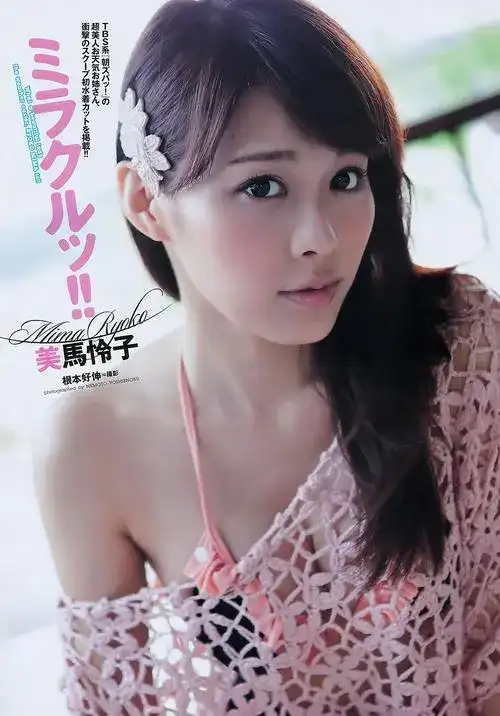 蓝色风情内衣美女肩带滑落成熟大胆人体艺术