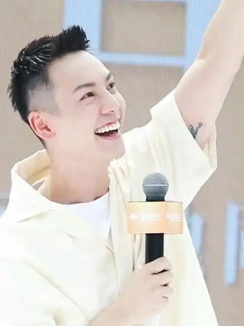 陈伟霆在西双版纳笑容和天气一样晴朗