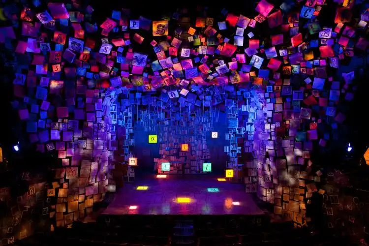 百老汇音乐剧舞台布景设计优秀案例parti传统镜框式舞台