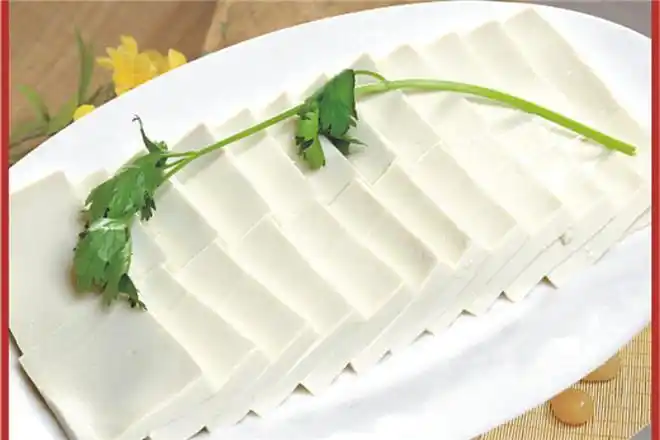 将羊血切成细条,将豆腐切成厚片,将粉丝用凉水泡软.