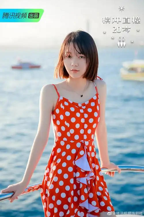 来康康里的@火箭少女101_段奥娟 吧泰国校服,红白波点泳装,游乐园休