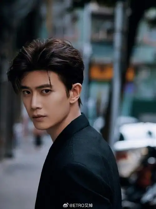 品牌代言人@任嘉伦allen身着#etro2023假日系列#亮相#2023爱奇艺尖叫