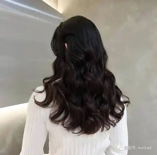 这款偏分露额慵懒风大波浪卷发发型,很适合年轻女生们尝试哟.