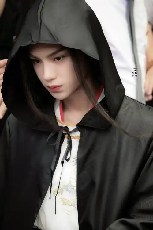 黄明昊今日上班饭拍 黄明昊这个古装斗篷造型看上去好神秘呀……_高清