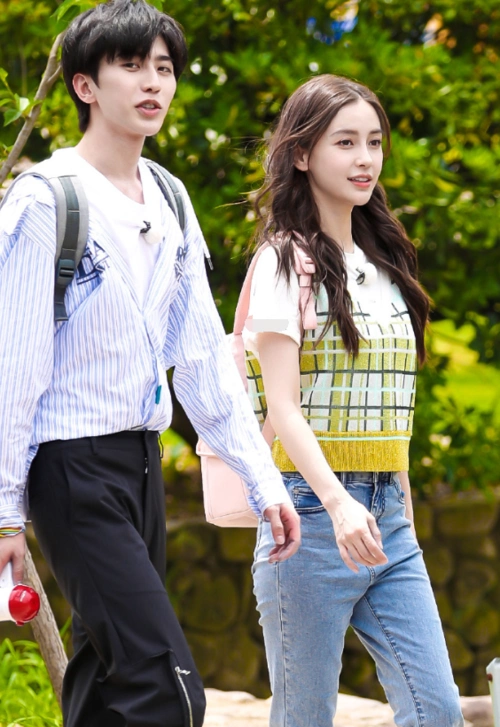 原创蔡徐坤晒奔跑吧大合照,谁注意baby站姿?这才是女mc的排面