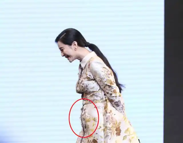 范冰冰出席活动衣服崩开显尴尬 小肚微凸频用手摸