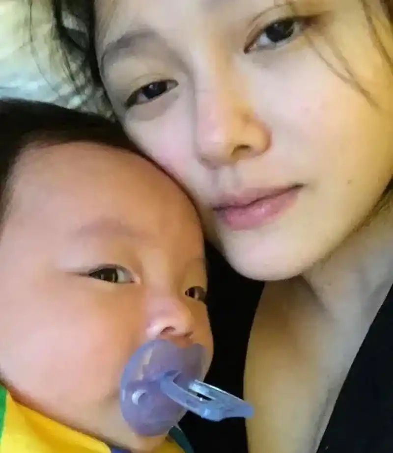 当我看到大s这九宫格图片的时候,我被她母性的光辉惊到了!我本想为她