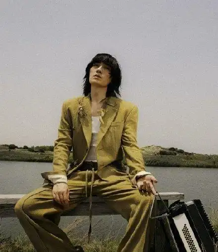 的拖把头,复古西装配晒伤妆,竟有点撞脸袁泉了|内搭|发型_网易订阅