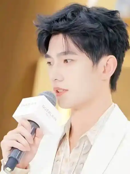 袁大帅给杨洋化妆