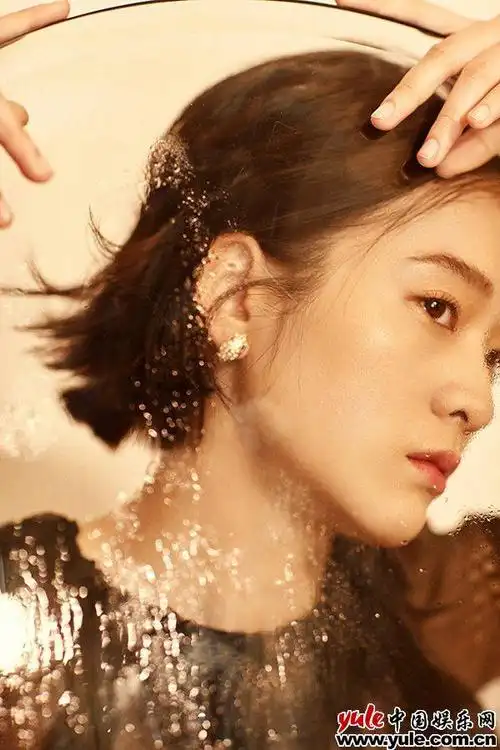 张雪迎携新剧《租界》亮相活动 黑裙look展神秘少女气质