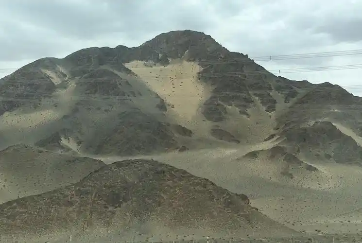 大西北的无人区,戈壁滩,颠覆了之前我对它的想象,远处的山峦犹如一幅