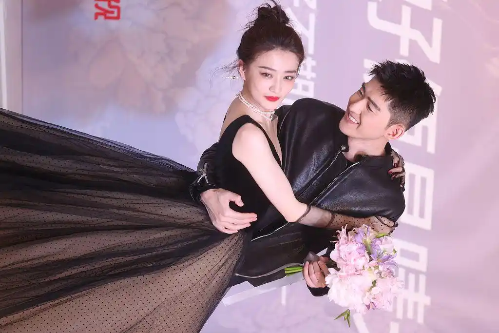 这对我磕了!张翰徐璐现场甜蜜抱抱 作势亲吻cp感十足