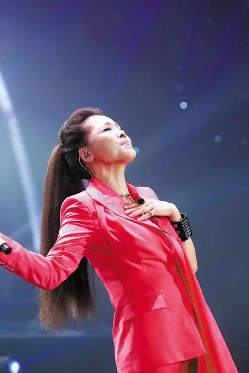 田震摔话筒事件田震在颁奖现场怒摔话筒离去