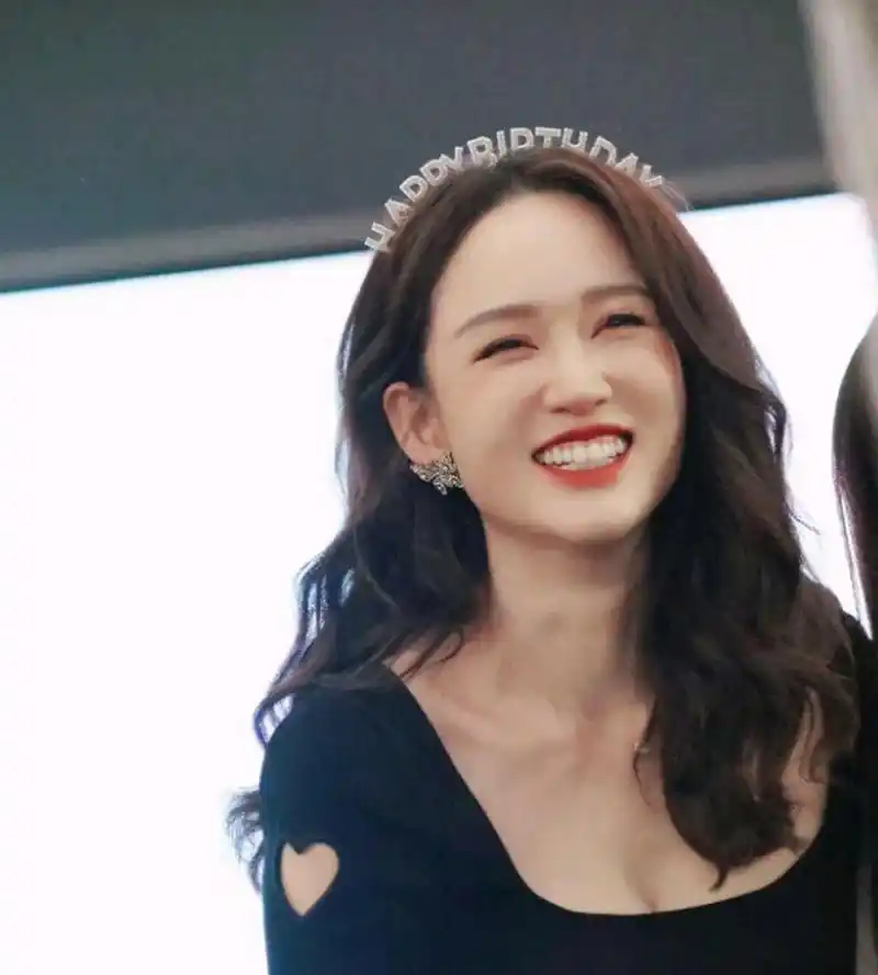 陈乔恩笑的真开心,状态不错.