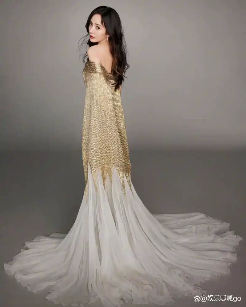 杨幂一身香槟色长裙出席活动,新剧《爱的二八定律》延期暂定档5月