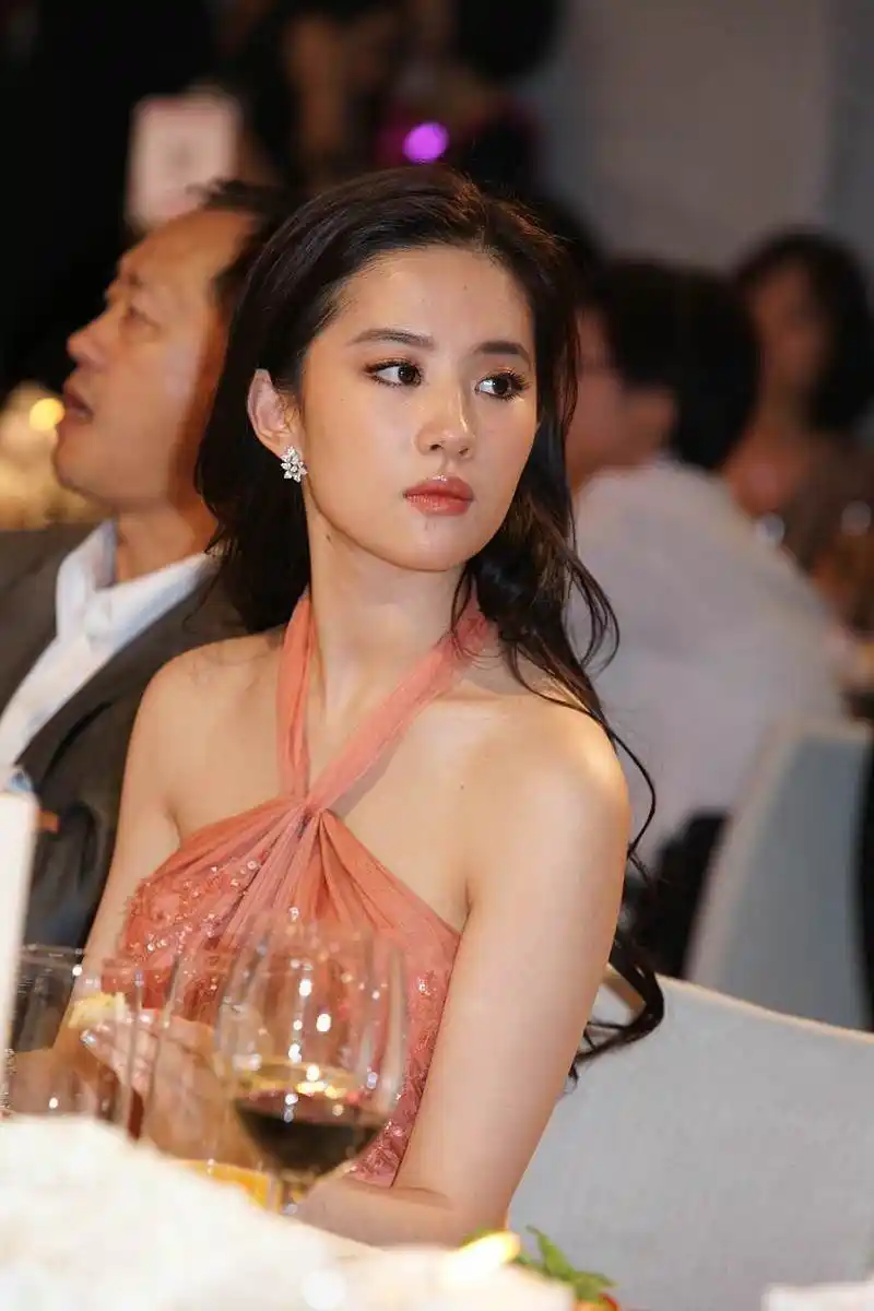 知乎评价刘亦菲真人"她漂亮得很吓人"