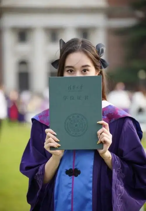 何猷君晒妹妹清华毕业照,并发文"全家第一个清华毕业生,你是我们的