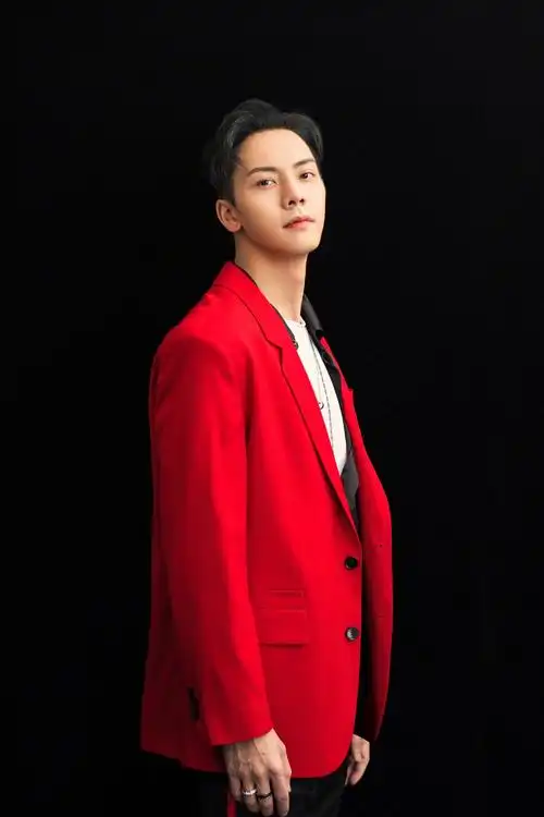 【陈伟霆 william chan】180215 央视春晚 3344 x 5016 px (图源
