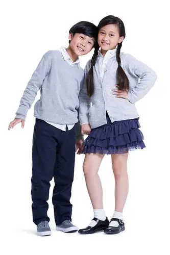 快乐的小男孩和小女孩