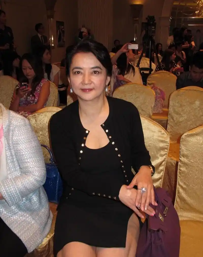 看得出胡慧中也老了,但穿衣还挺高调的,条纹衫配马甲显出好身材