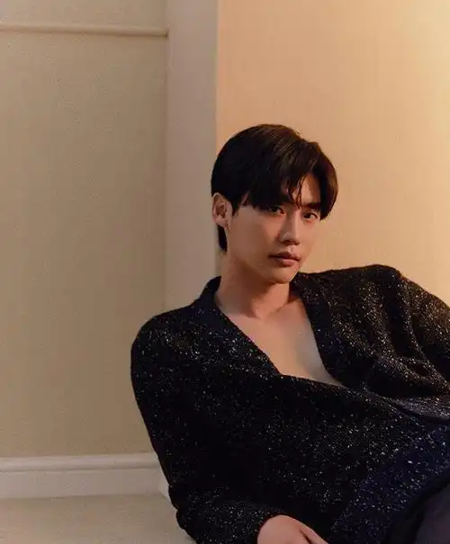 李钟硕退伍归来,ins更新长发西装照,日系美男氛围绝了!