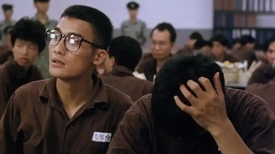 这就是监狱里的规矩梁家辉被欺负狱警也不管