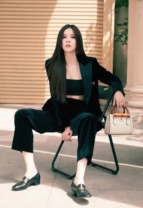 1/ 12 搜狐娱乐讯 6月22日宋妍霏亮相某活动,一袭全黑露腰西装,搭配