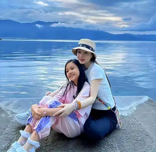 李小璐带女儿出游10岁甜馨身高超妈妈肩膀母女同框像姐妹花