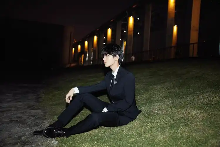 霸道总裁王俊凯黑色西装帅气写真