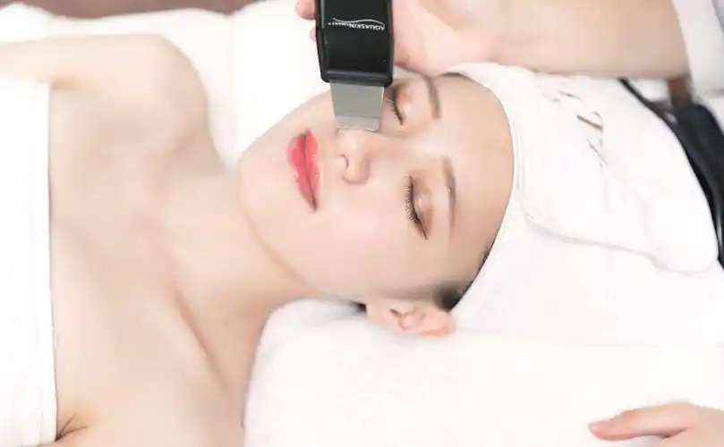 面部清洁美容图片一个女人的胳膊痒的皮肤过敏美容师给护肤图片女人有