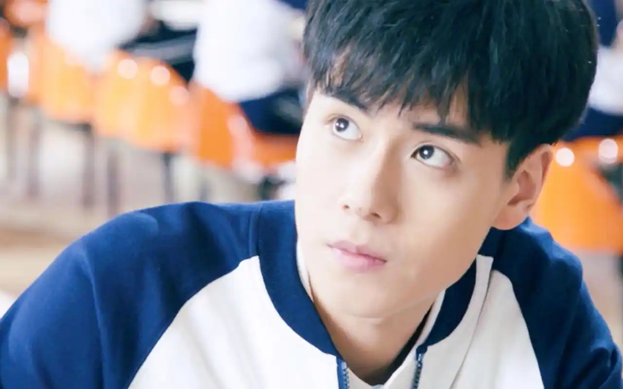 胡一天《致我们单纯的小美好》帅气图片壁纸