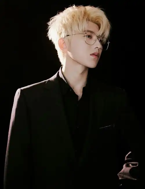 蔡徐坤黑色西装金丝眼镜造型,过分帅气养眼了吧!谁能拒绝这个笑容