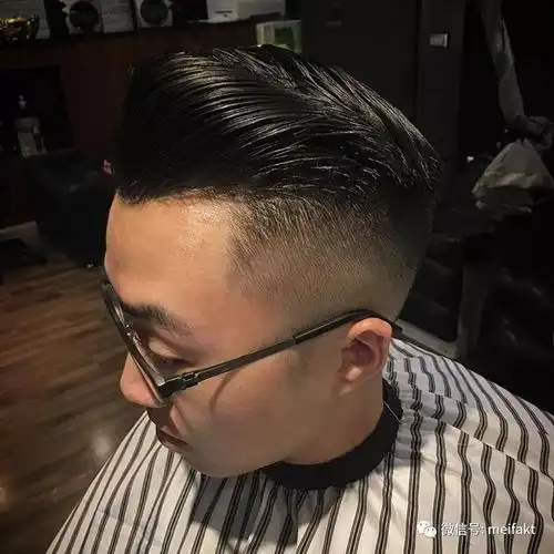 简洁又帅气 |  2018男生蓬巴杜发型