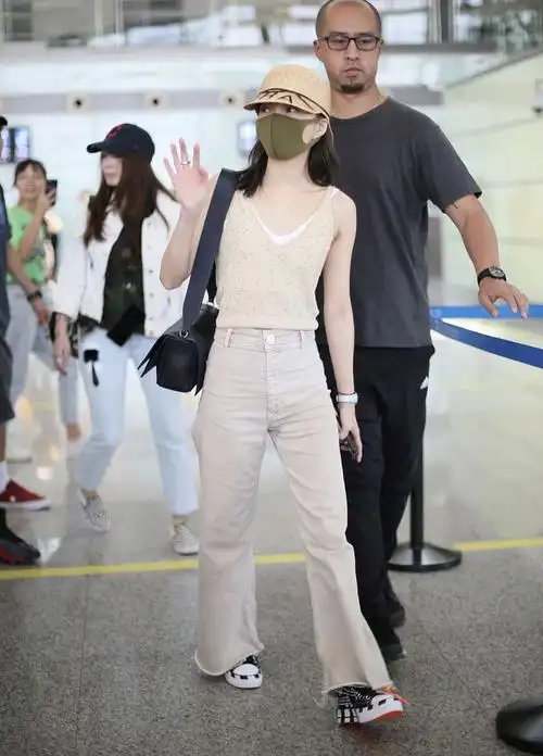 158身高的张韶涵,小个子穿搭教科书,吊带配阔腿裤腿长腰细