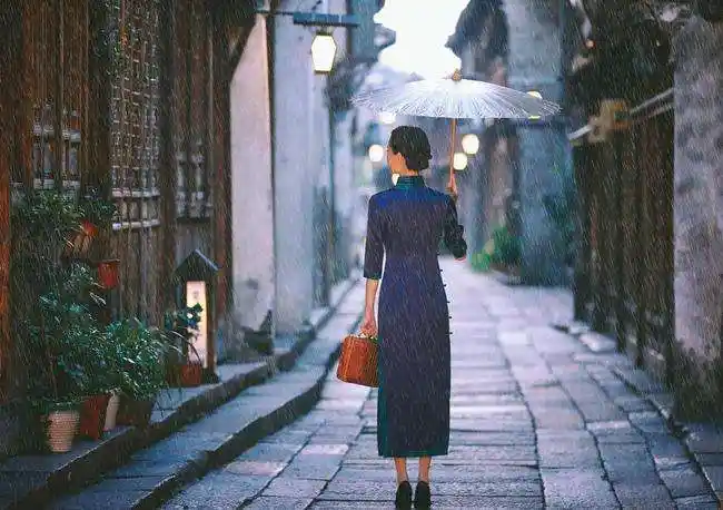 欧阳文穿旗袍的女子温婉而典雅,她是行走江南水乡古镇靓丽的风鞠哌