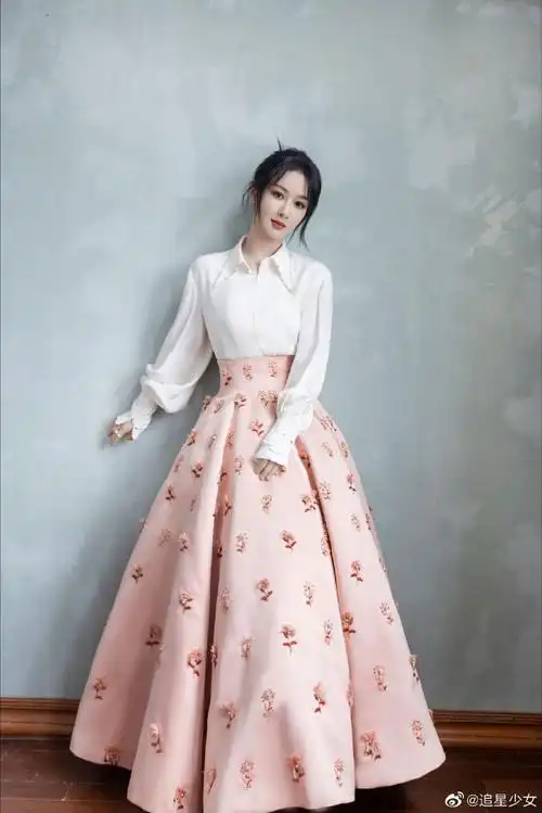 杨紫白衬衫花朵裙##杨紫粉色花朵裙