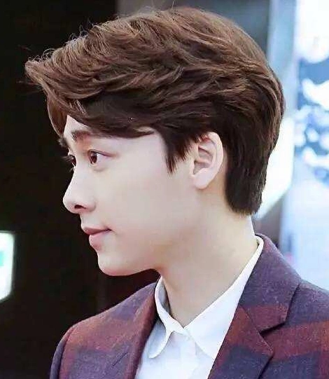 李易峰的侧脸还是非常的精致的,看得出来,李易峰的侧脸十分的帅气.