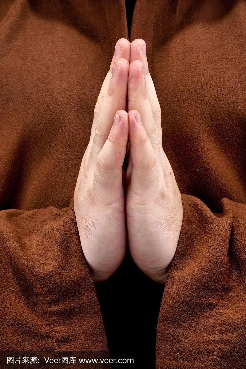 僧侣双手合十祈祷