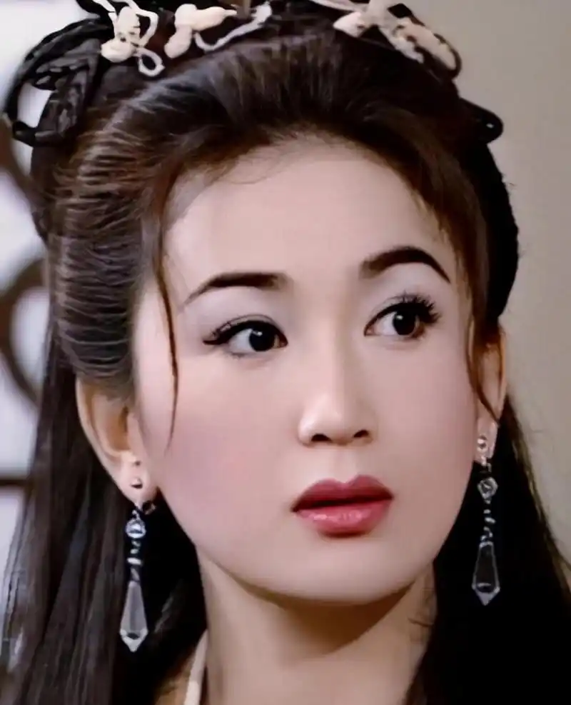 温碧霞的"苏妲己"没有浓妆艳抹,就演出了蛇蝎美人的样子,太美!