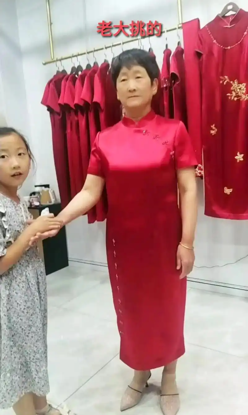 妹妹结婚,给妈妈挑一套旗袍,姐彡谁挑的最好看?承蒙路过的各位 - 抖音